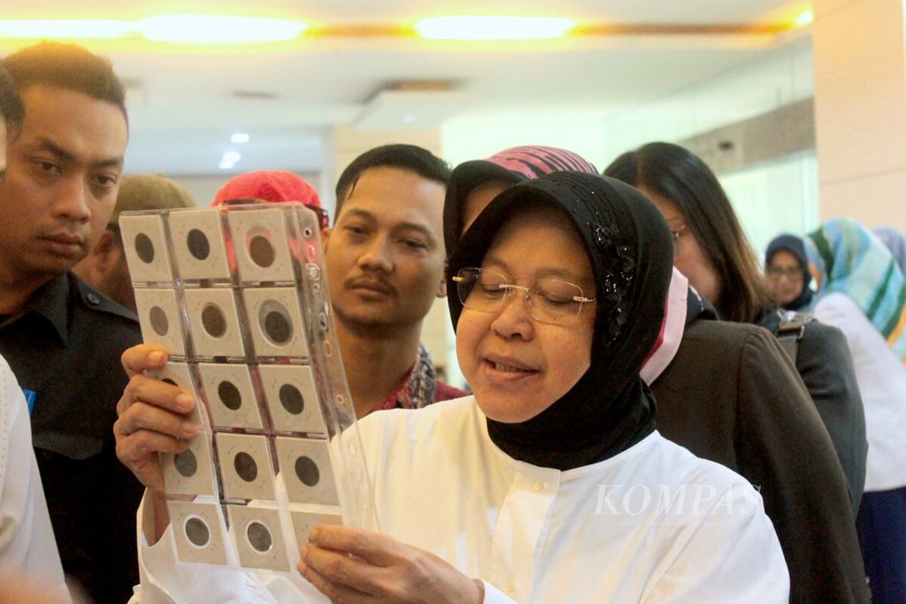 Wali Kota Surabaya mengamati mata uang kuno, yang disumbangkan ke Pemerintah Kota Surabaya untuk menambah koleksi Musuem Surabaya di Gedung Siola Jalan Tunjungan, Senin (27/8/2018)