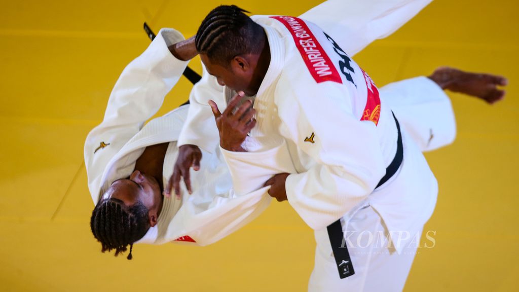 Aksi judoka putra Papua, Wairifer Bukwab (kanan) dan Yewi Agus Sujadminto (kiri), dalam nomor nageno kata cabang judo pada PON Papua 2021 di Mimika, Papua, Sabtu (2/10/2021). Indonesia berpeluang besar meloloskan judoka ke Olimpiade Paris.