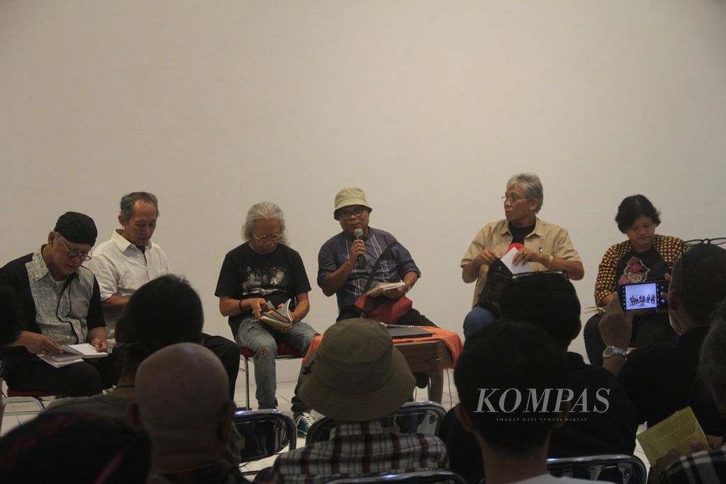 Suasana diskusi dalam acara peluncuran dua buku untuk memperingati satu tahun meninggalnya Hariadi Saptono (wartawan Harian <i>Kompas</i> pada pada 1984-2016), Sabtu (13/5/2023), di Bentara Budaya Yogyakarta, Kota Yogyakarta. 