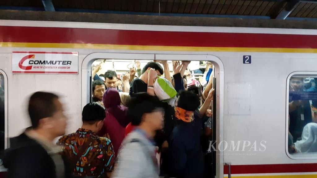 Kepadatan penumpang KRL di Stasiun Depok Baru, Jawa Barat, Senin (8/4/2019). Meski sudah padat, penumpang tetap memaksakan diri untuk masuk.