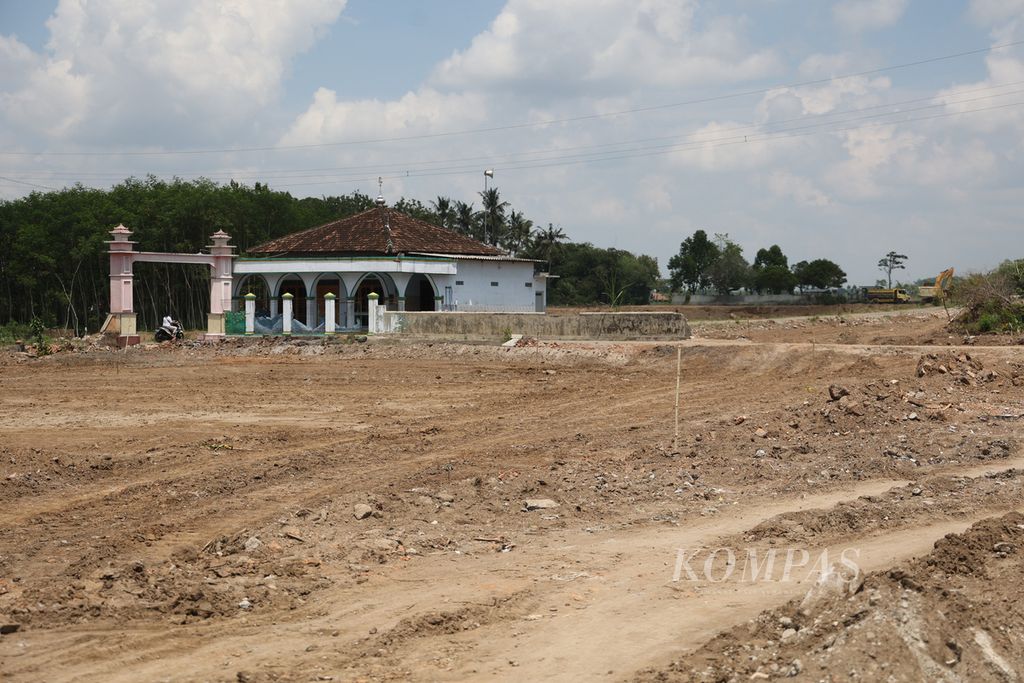 Sejumlah rumah dan bangunan di lahan yang akan dilalui proyek jalan tol Solo-Yogyakarta telah dibongkar dan diratakan di Desa Gatak, Ngawen, Klaten, Jawa Tengah, Rabu (14/9/2022). 