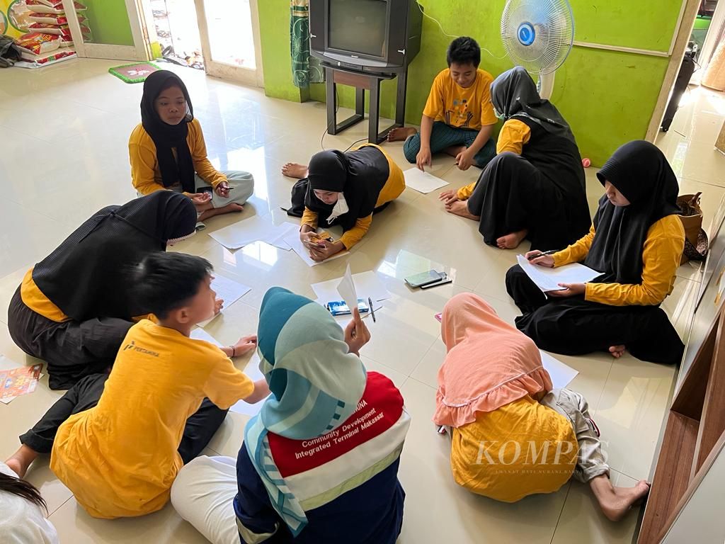 Anak-anak korban kekerasan belajar bersama di Sekolah Anak Percaya Diri di Makassar, Sulawesi Selatan, Jumat (11/3/2022). Di sekolah ini mereka belajar mengasihi dan menghargai sekaligus memulihkan trauma.