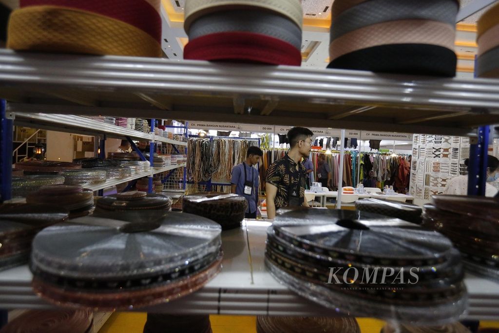 Pengunjung melihat barang yang ditampilkan dalam Pameran Indo Leather & Footwear Expo 2023 di JlExpo, Kemayoran, Jakarta, Kamis (3/5/2023). Pameran ini menampilkan produk-produk terbaru di bidang alas kaki, produk kulit, mesin dan teknologi manufaktur. 