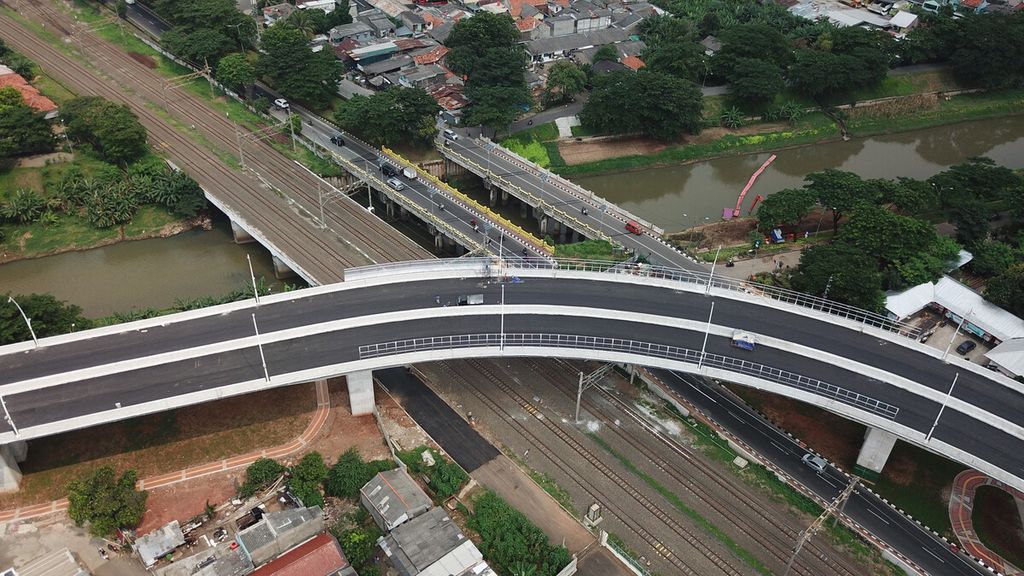 Ilustrasi. Pembangunan proyek jembatan layang Cakung, Jakarta Timur, yang hampir rampung, Selasa (16/3/2021). Progres pembangunan jembatan layang Cakung saat ini sudah mencapai 96,44 persen dari proyeksi 95,84 persen yang menghubungkan Duren Sawit dan Cakung. Menurut rencana, jembatan layang tersebut akan resmi diuji coba pada bulan Maret ini. Pekerjaan struktur jembatan layang sudah diselesaikan karena dari arah barat ke timur ataupun sebaliknya sudah tersambung dengan panjang 760 meter dan lebar 18 meter. Lintas Atas Cakung ini dibangun untuk mengurangi kemacetan yang disebabkan pelintasan kereta api dan meminimalisasi kecelakaan. 