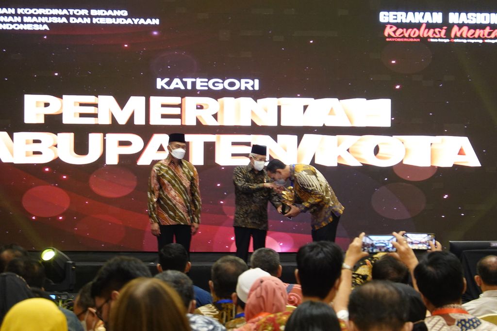 Wakil Presiden Ma’ruf Amin menyerahkan piala penghargaan pada saat menghadiri acara Pemberian Anugerah Revolusi Mental Tahun 2022, di Hotel Borubudur, Rabu (21/12/2022). Wapres menekankan pentingnya Gerakan Nasional Revolusi Mental untuk Indonesia Maju