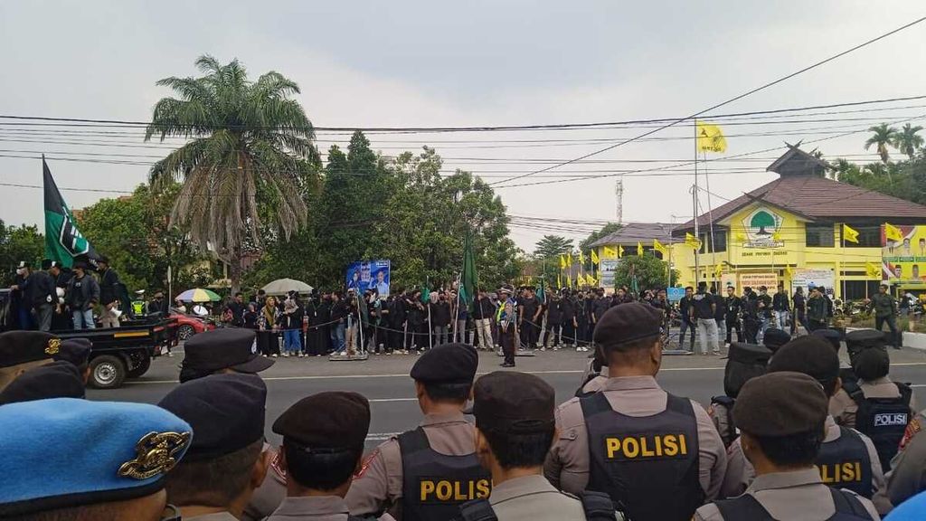 Ratusan mahasiswa berunjuk rasa di depan Markas Kepolisian Daerah Kalimantan Tengah, Palangkaraya, Selasa (10/10/2023). Mereka mendesak aparat keamanan untuk menarik pasukan yang ada di Seruyan dan mengungkap penembak warga Bangkal hingga tewas.