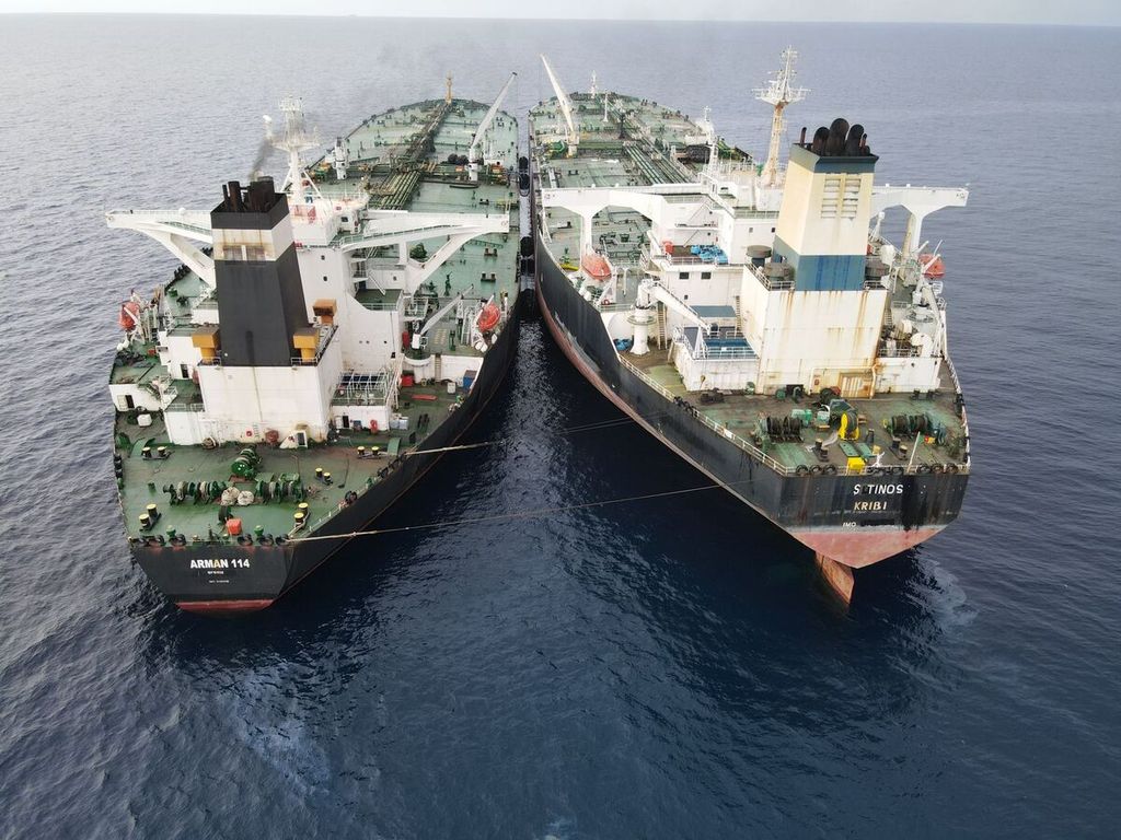 Badan Keamanan Laut mendeteksi dan mendokumentasikan tindakan ilegal pemindahan muatan minyak mentah dari kapal tanker berbendera Iran, MT Arman 114, ke kapal tanker berbendera Kamerun, MT Tinos, di Zona Ekonomi Eksklusif Indonesia, dekat perairan Natuna, Provinsi Kepulauan Riau, Jumat (7/7/2023).