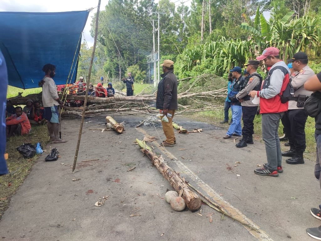 Pemalangan jalan Trans-Papua Pegunungan di Distrik Libarek, Kabupaten Jayawijaya sejak Selasa (11/4/2023). Pemalangan jalan pasca-penembakan seorang warga bernama Stevanus Wilil oleh anggota Polres Tolikara.