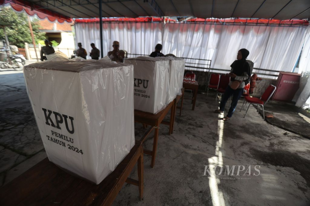 Petugas KPPS menata logistik Pemilu 2024 yang diangkut menggunakan becak motor di TPS 07, Kelurahan Kadipaten, Kecamatan Kraton, Yogyakarta, Selasa (13/2/2024). 