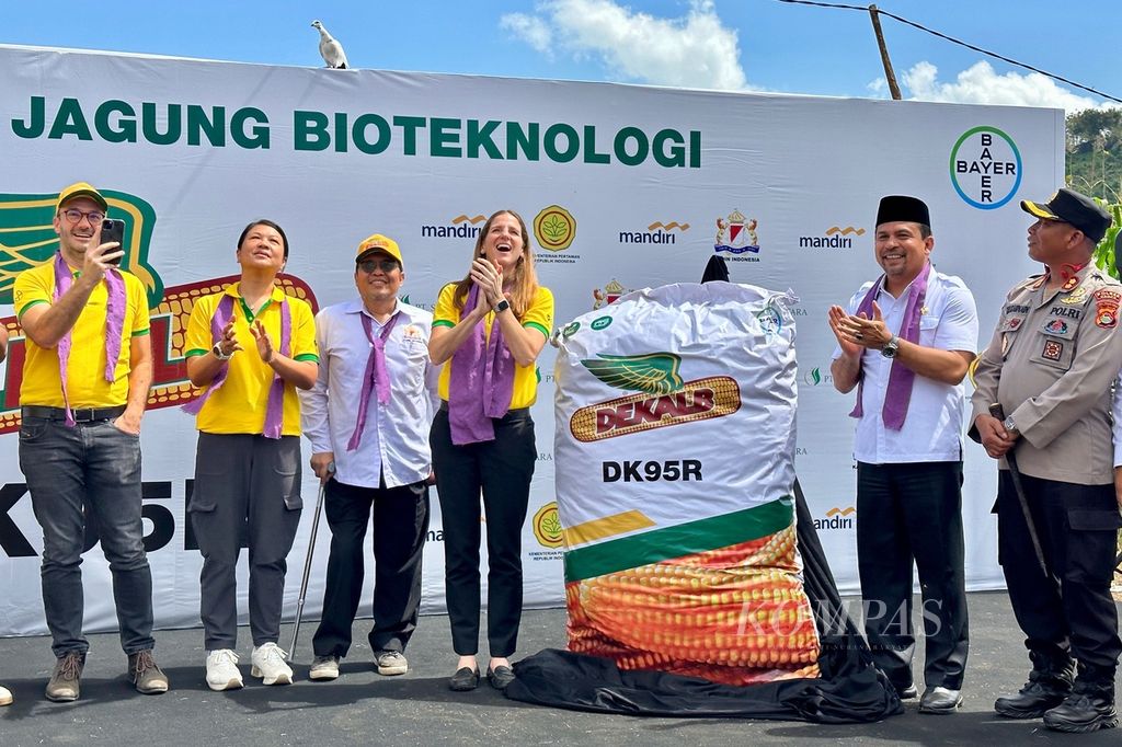 Bayer Crop Science Country Cluster Head for Southeast Asia & Pakistan Stacy Markovich (fourth from the right), accompanied by, among others, Chairman of the Permanent Commission on Food Security of Kamar Dagang dan Industri Indonesia Hermanto Siregar (third from the left) and Regent of Dompu Kader Jaelani (second from the right), launched DEKALB DK95R biotechnology corn seeds in Banggo Village, Manggalewa District, Dompu Regency, West Nusa Tenggara, on Wednesday (26/7/2023).