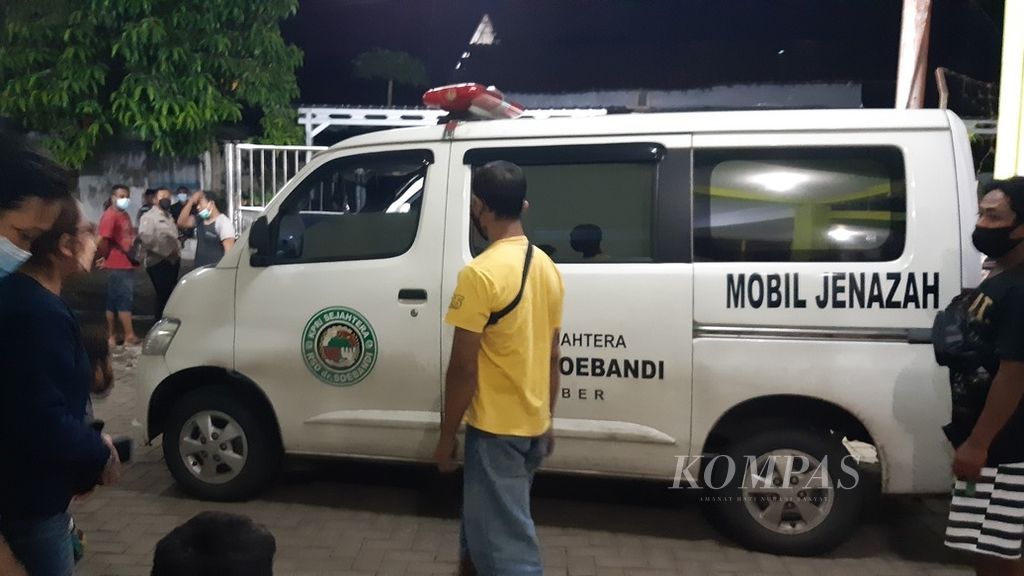 Ambulans bersiap di luar Instalasi Forensik dan Perawatan Jenazah RSUD dr Soebandi Jember, Jawa Timur, saat proses pemeriksaan jenazah korban kecelakaan laut di Pantai Payangan dilakukan, Minggu (13/2/2022) malam.
