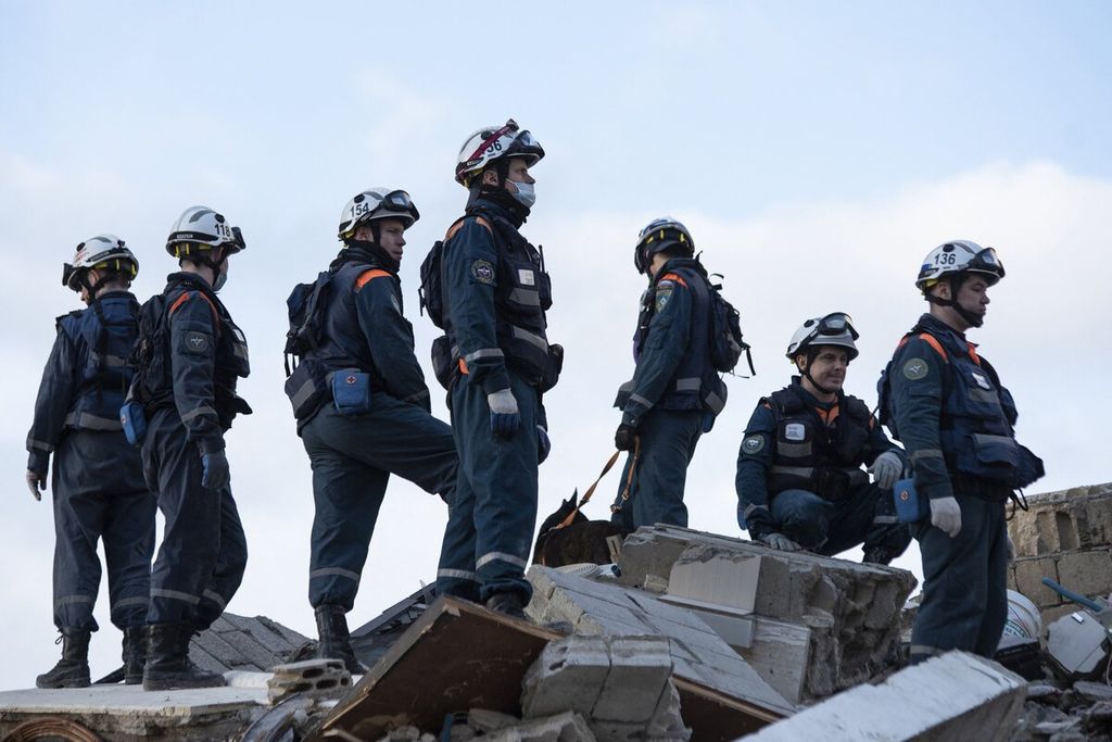 Petugas penyelamat dari Rusia mencari penyintas dan korban di bawah reruntuhan gedung yang hancur di kota Jableh, Provinsi Latakia, Suriah, 7 Februari 2023, setelah gempa dahsyat mengguncang wilayah tersebut.