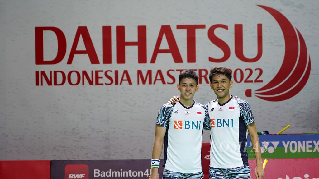 Pasangan ganda putra Indonesia, Fajar Alfian dan Muhammad Rian Ardianto, berpose seusai memenangi laga babak 16 besar Daihatsu Indonesia Masters 2022 di Istora Gelora Bung Karno, Jakarta, Kamis (9/6/2022). 
