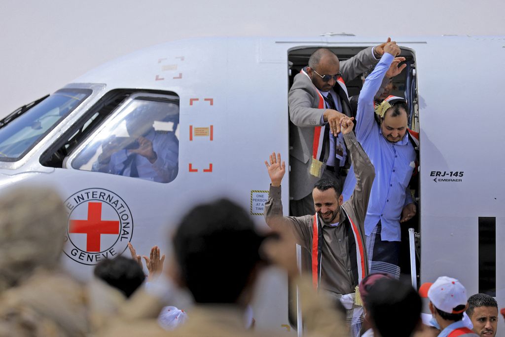 Anggota pasukan Pemerintah Yaman keluar dari pesawat yang mendarat di  Bandara Marib, Yaman, Minggu (16/4/2023). Mereka baru dibebaskan oleh milisi Houthi dalam program pertukaran tahanan. 