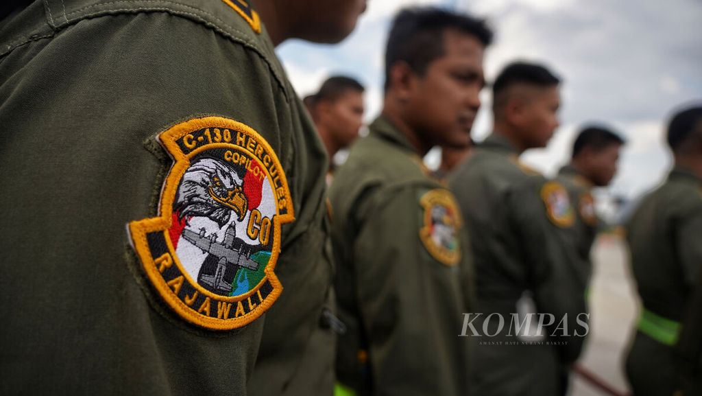 Penanda khusus prajurit TNI AU yang ditugaskan menjadi awak pesawat C-130J-30 Super Hercules A-1339 TNI AU di Landasan Udara Halim Perdanakusuma, Jakarta, Senin (6/3/2023). 
