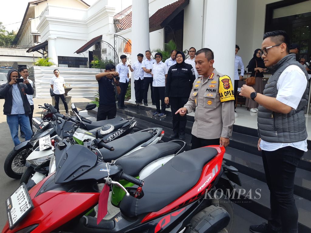 Barang bukti lima unit sepeda motor diamankan Polrestabes Bandung dalam kasus penyerangan warga oleh anggota geng motor Brigez di Markas Polrestabes Bandung, Jawa Barat, Rabu (8/11/2023). 