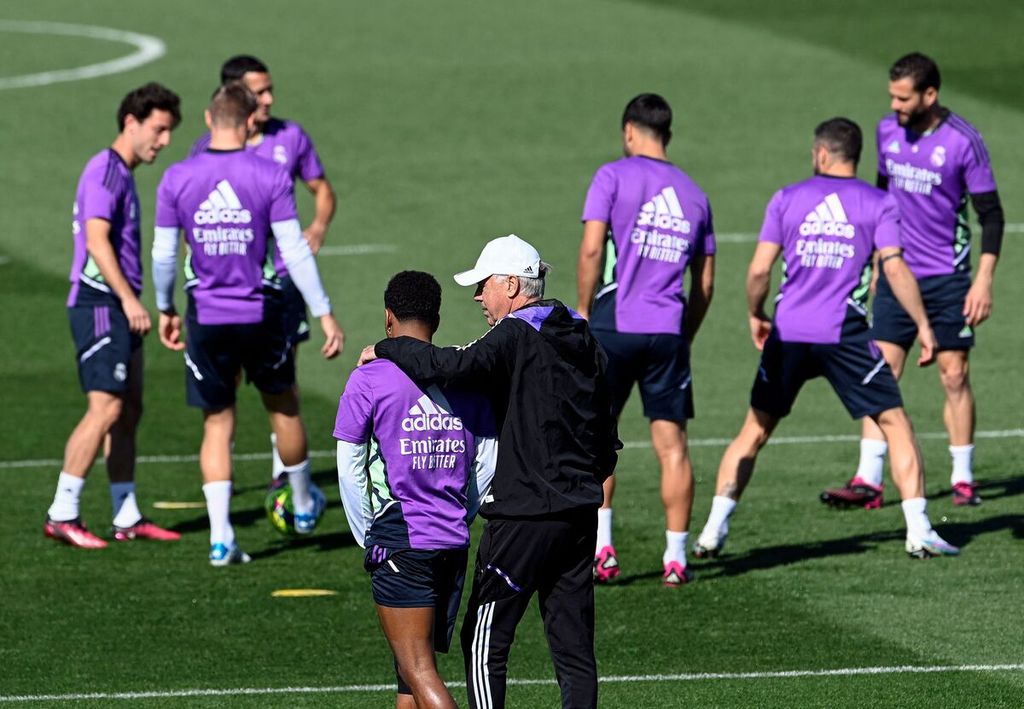 Pelatih Real Madrid Carlo Ancelotti berbincang dengan penyerang Real Madrid Rodrygo saat sesi latihan di fasilitas latihan klub di Valdebebas, Madrid, Jumat (7/4/2023). 