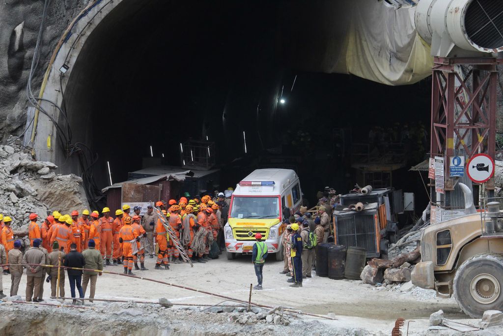 Sebuah ambulans menunggu untuk mengangkut pekerja dari lokasi terowongan jalan yang runtuh di Silkyara, Negara Bagian Uttarakhand, India, Selasa (28/11/2023). 