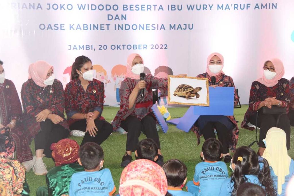 Ibu Negara Iriana Joko WIdodo mendongeng untuk anak-anak di Taman Kanak-kanak Mawaddah Warahmah, Kota Jambi, Kamis (20/10/2022). Ia didampingi istri Wakil Presiden, Wury Ma’ruf, beserta istri para menteri Kabinet Indonesia Maju. 